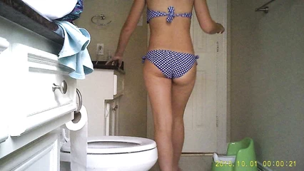 Скрытая камера в туалете у подруги