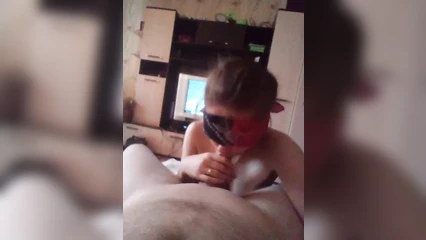 Жена жадно сосёт мой хуй