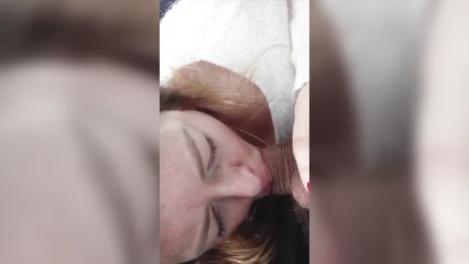 Чуть очком на член не села