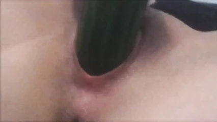 Играет со спелым огурчиком