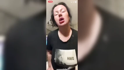 Бухая прикольная манда выписывает кренделя