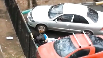Палят, как пьяные ебутся  возле дома на асфальте