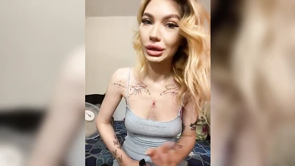 Татуированная блонда готова на многое