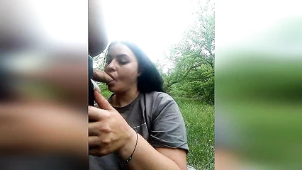 Пышная брюнетка сосЁт хуй на природе