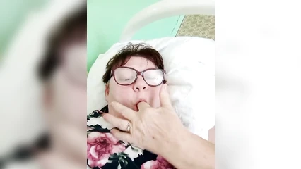 Сама себя пальцем в рот трахает