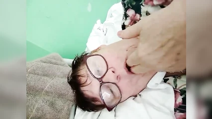Бабуля сосёт два пальца