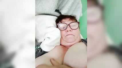 Бабушка показала свои большие груди