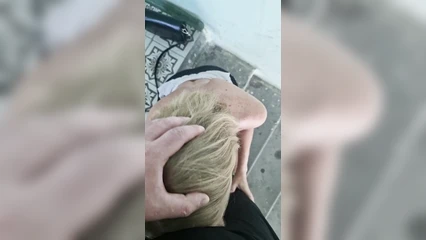 Берёт за щеку в подъезде и получает сперму на грудь