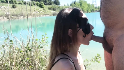 Красотка в возрасте заглатывает член на берегу