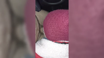 Проститутка отсасывает в машине