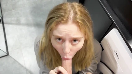 Сестричка ублажила братика