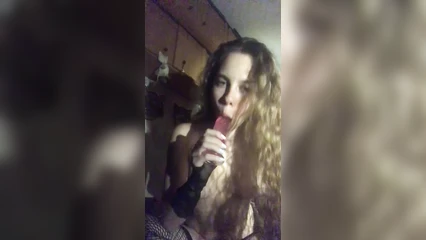 Анютка отсасывает длинный дилдак