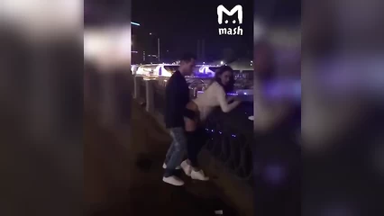 Пялит девушку посреди улицы после клуба