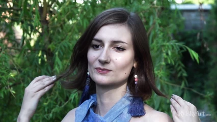 Девушка нежно трогает волосатую киску