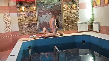 Мужик долбит проститутку в сауне