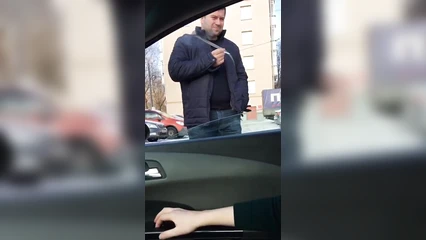 Шкура радует прохожих - показывает им сиськи