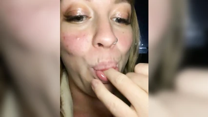 Хвастается своими сисями