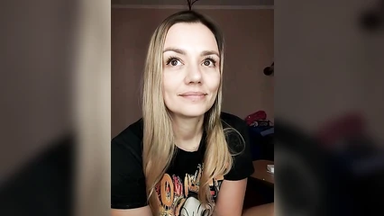 Показала и подрочила свою небритую пилотку