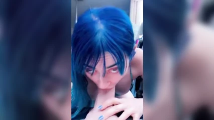 Замужняя синеволосая кайфует, когда берёт хуй за щеку