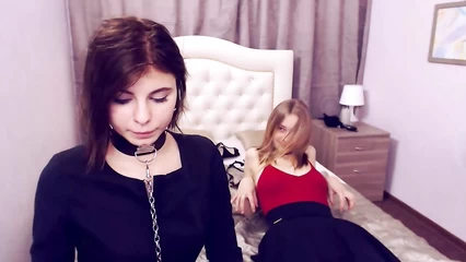 Крошки общаются по вебке с клиентом