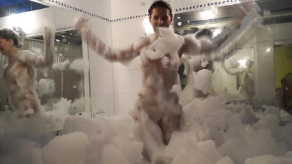 Устроили дома голую пенную вечеринку в ванной