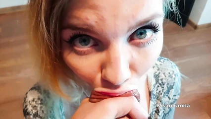 Давится толстым членом, но сосёт