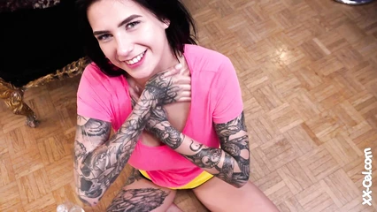 Смазала свои большие сиськи маслом