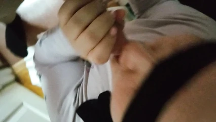 Делает другу минет с завязанными глазами