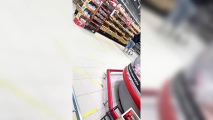 Подглядываю за бабами в магазине