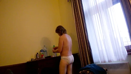 Жена утром ходит по дому в одних трусах
