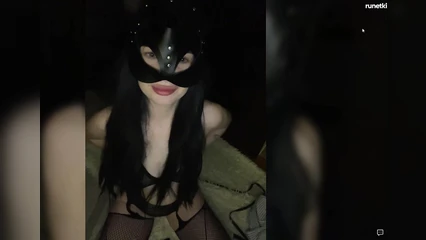 Встала раком, хоть и стесняется