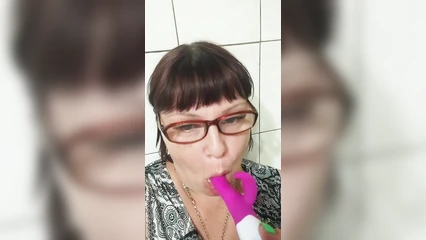 Женщина сосёт свой вибратор