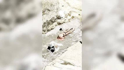 Загорает с голой грудью