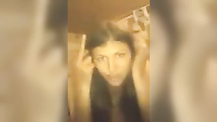 Голая поет песенку