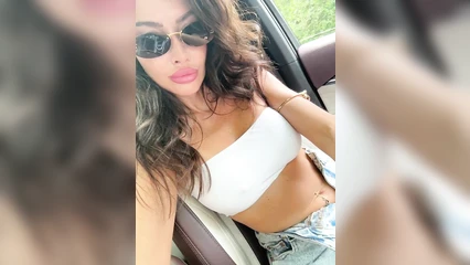 Секси Нирвана в очках в машине