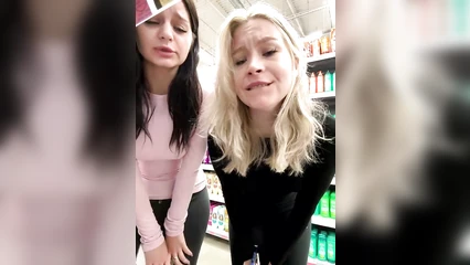 Две подружки готовы пошалить