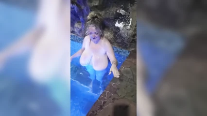 Сисястая мамка голышом в бассейне