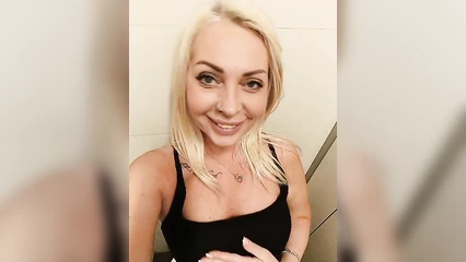 Зрелая москвичка показывает себя в туалете торгового центра