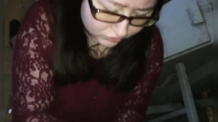 В подъезде пышку спермой угостил