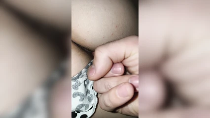 Отымел пальчиком, пока она спит