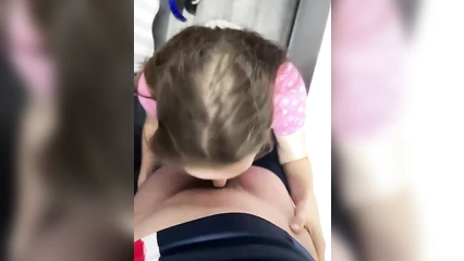 Сисястая строчит член в ванной