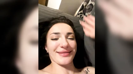 Трахает татуированную брюнетку