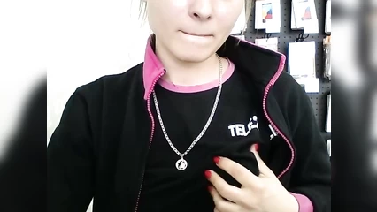 Сотрудница tele2 мастурбирует на рабочем месте