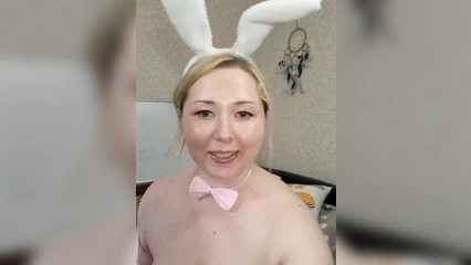 Толстушка принимает образ сексуальной зайки