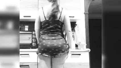 Показывает булочки