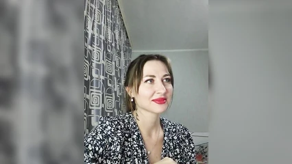 Голубоглазая леди накрасила губы