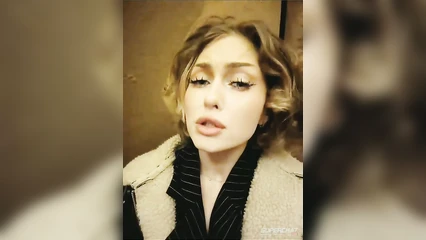 Симпатюля общается в чате