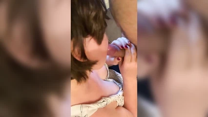 Нежно губками и язычком отсасывает