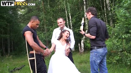 Жених поделился своей невестой с товарищами в лесу