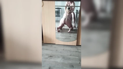 Блядина берёт в ротик